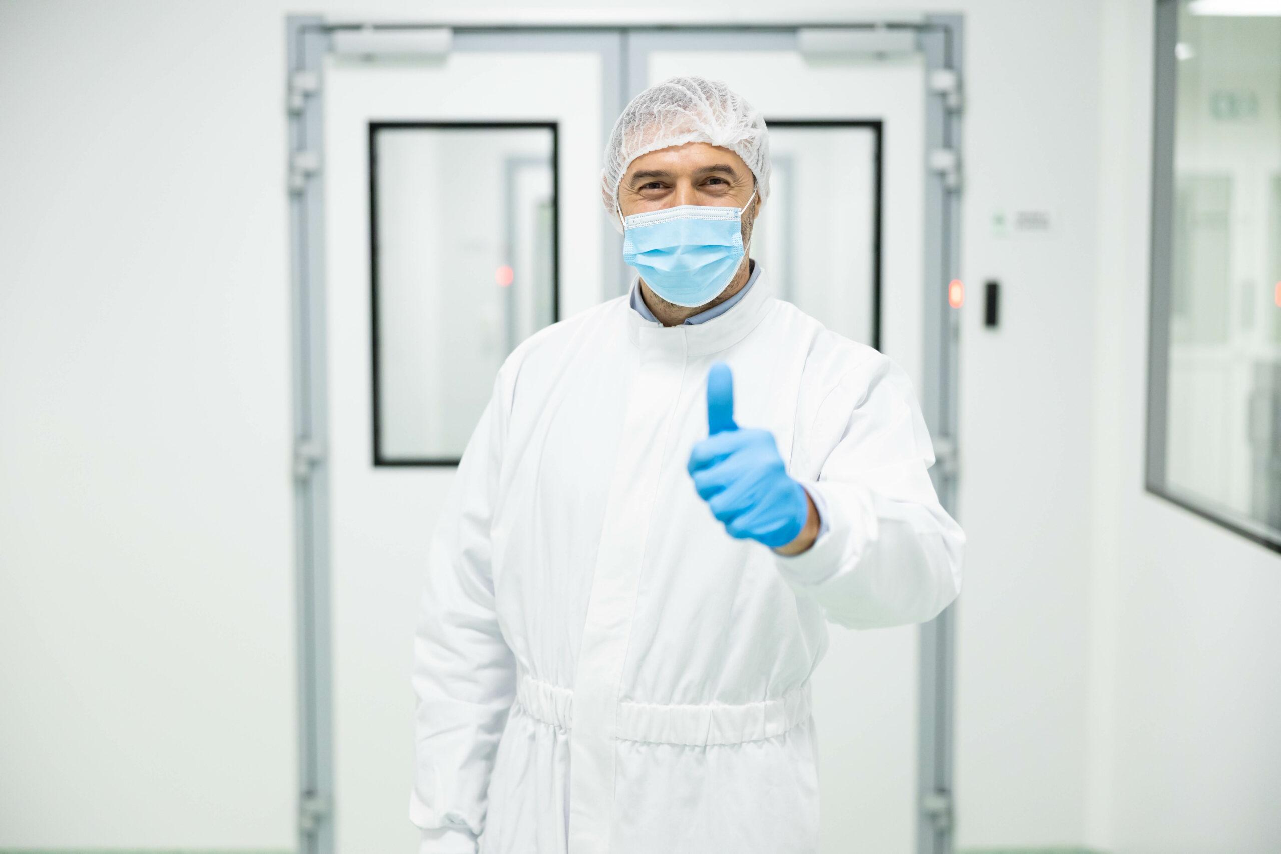 reinraumreinigung spezialist schutzkleidung daumen hoch outsourcing qualitaet