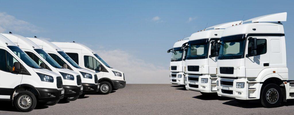 Moderner Fuhrpark mit Transportern und LKWs – Grundlage zum Fahrerkarte auslesen
