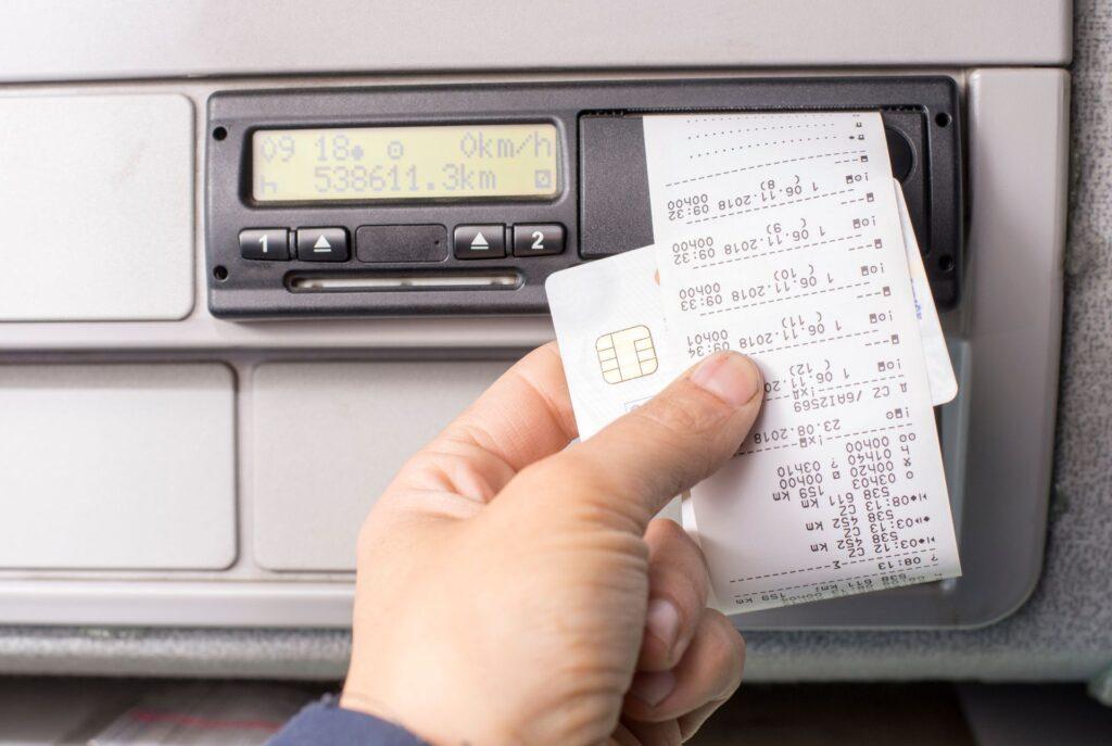 Fahrer steckt Fahrerkarte in Tachograph und erstellt digitalen Ausdruck