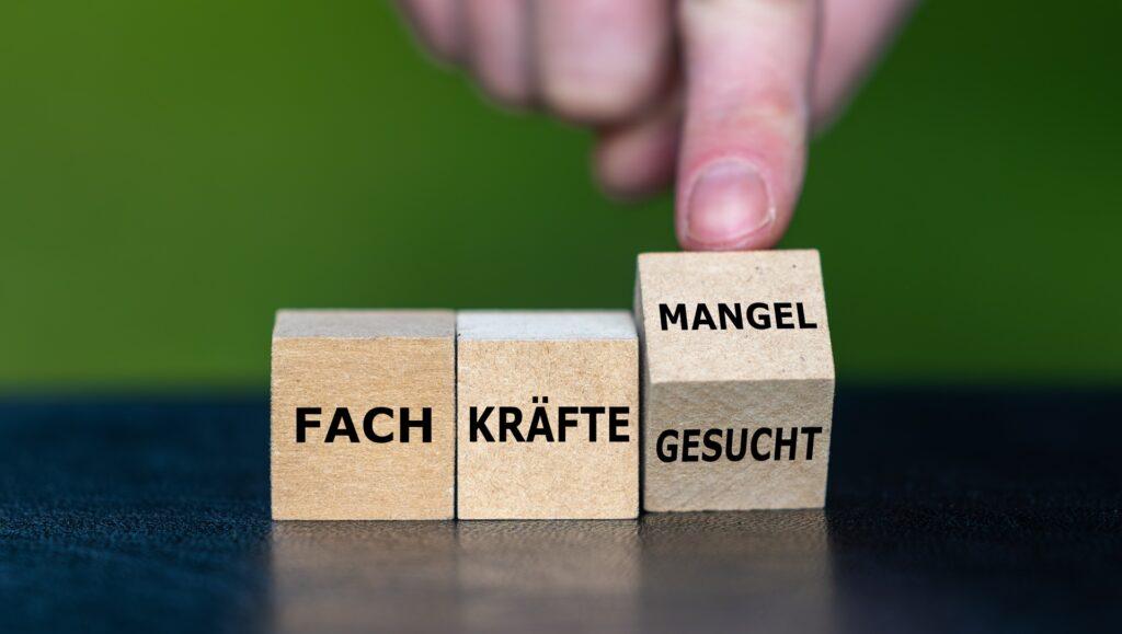 Holzklötze mit Aufschrift Fachkräfte Mangel | Pflegejobs Frankfurt