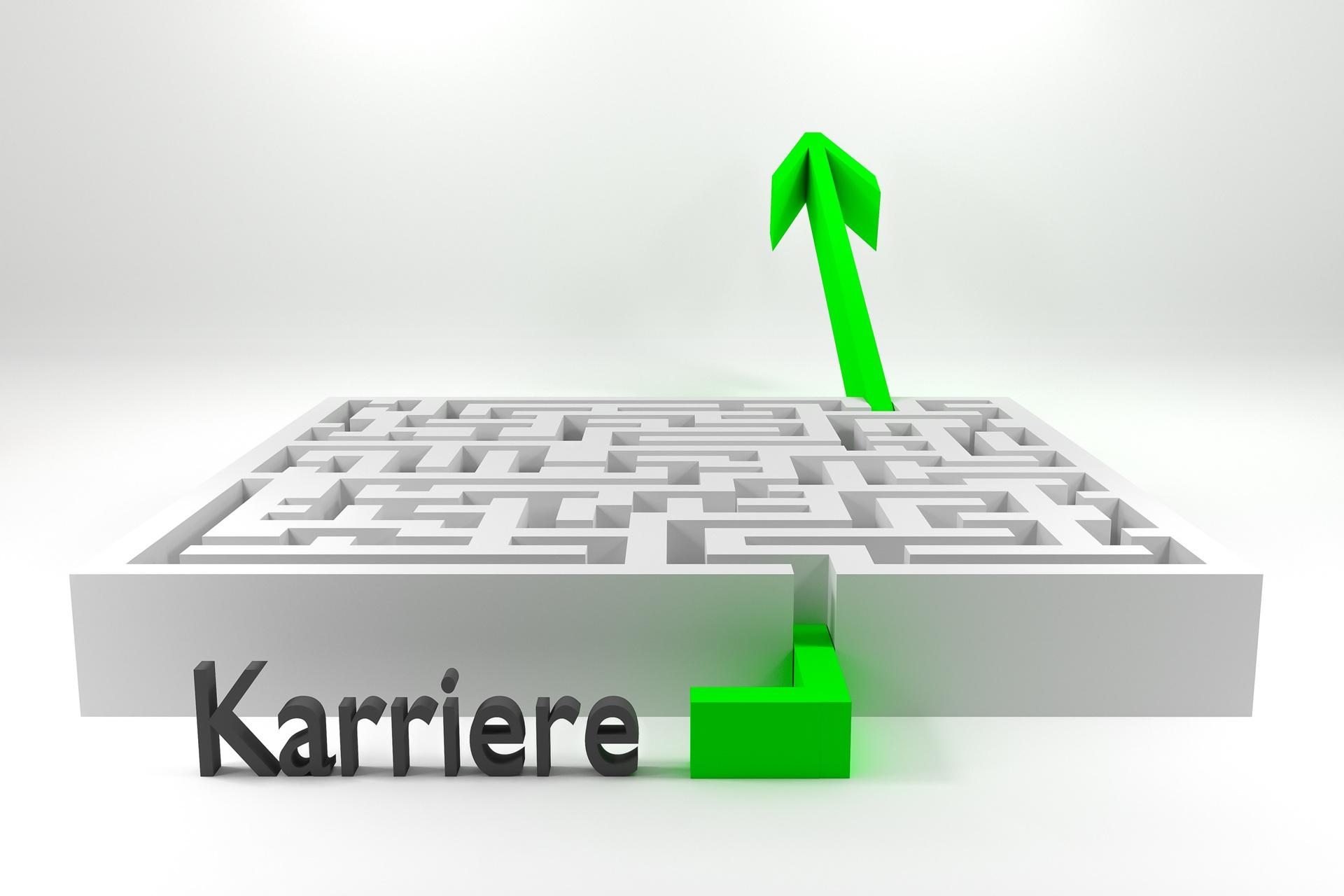 Labyrinth mit grünem Pfeil zu Karriere | Pflegejobs Frankfurt
