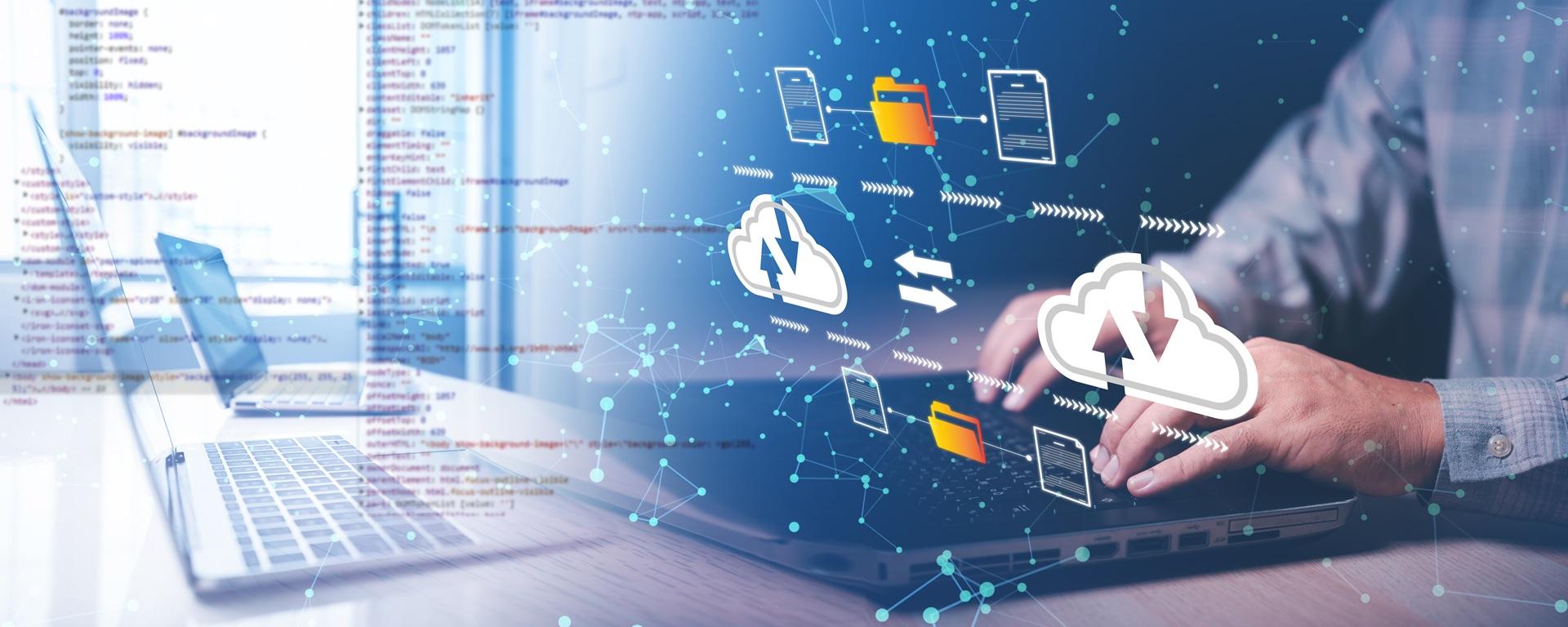 Cloud-Datenübertragung auf Laptop im industriellen Umfeld | LWL Patchkabel