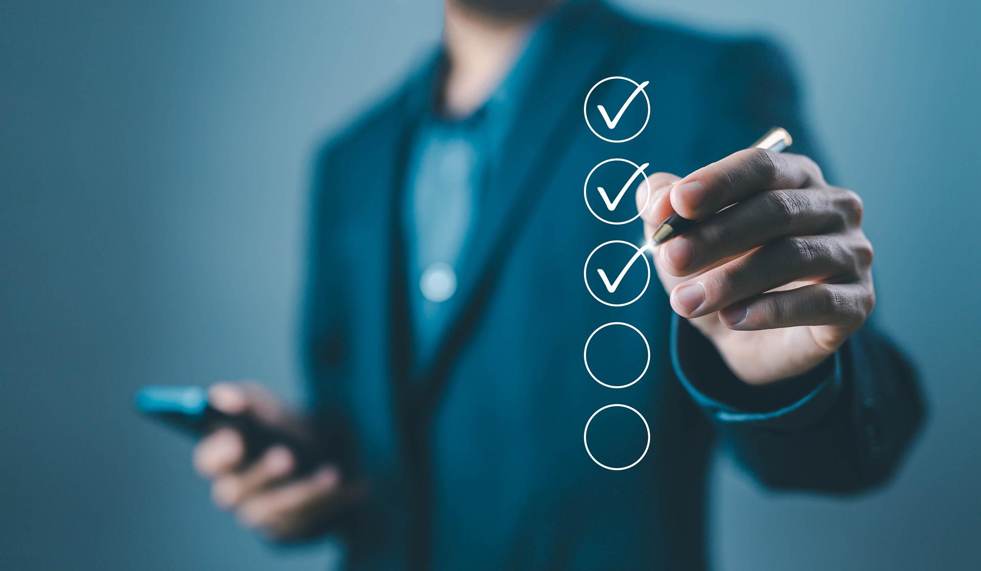 Mann markiert digitale Checkliste | Compliance Anwalt