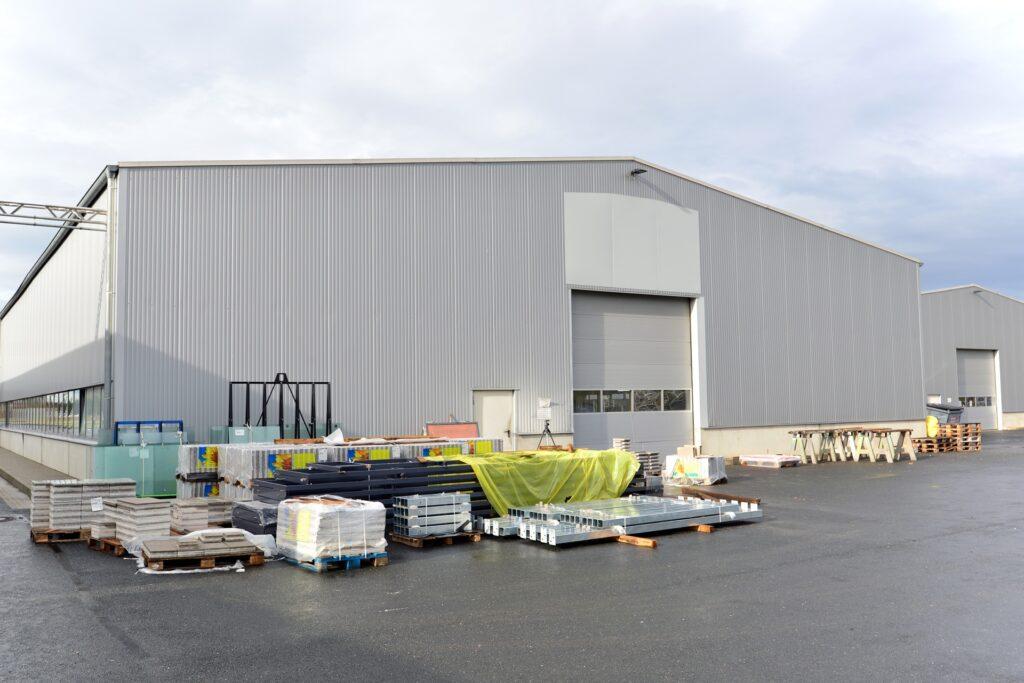 Große Industriehalle mit gelagerten Materialien | Parkbank